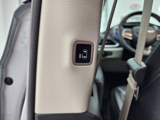 Photo of 2023 Silver Mist Clearcoat Chrysler Pacifica