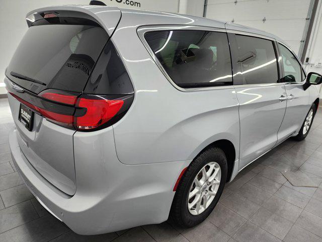 Photo of 2023 Silver Mist Clearcoat Chrysler Pacifica