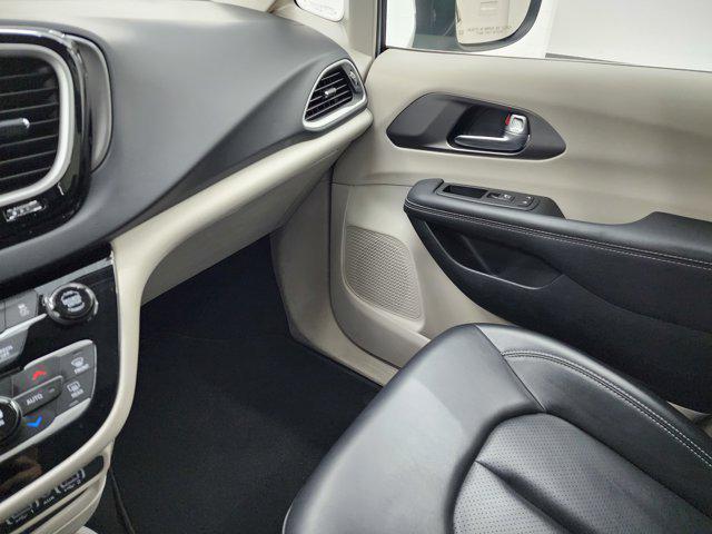 Photo of 2023 Silver Mist Clearcoat Chrysler Pacifica