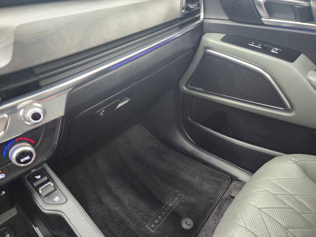 Photo of 2024 Glacial White Pearl Kia Telluride