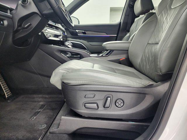 Photo of 2024 Glacial White Pearl Kia Telluride