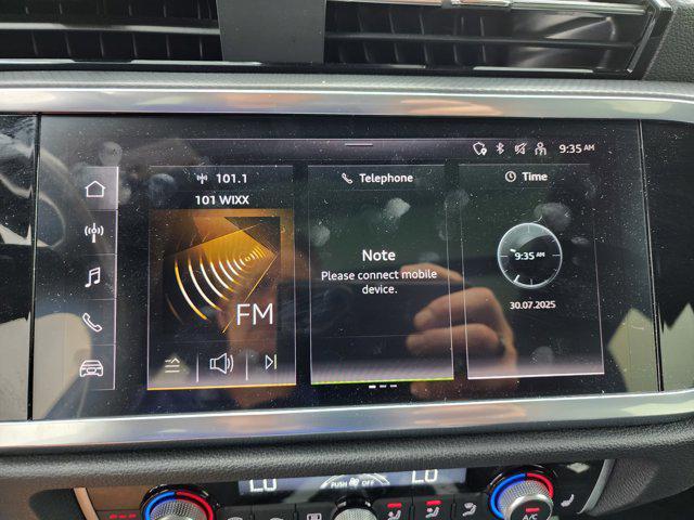Photo of 2023 Glacier White Metallic Audi Q3