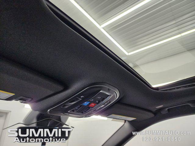 Photo of 2025 Diamond Black Crystal Pearlcoat Jeep Grand Cherokee L