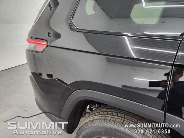 Photo of 2025 Diamond Black Crystal Pearlcoat Jeep Grand Cherokee L