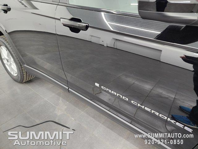 Photo of 2025 Diamond Black Crystal Pearlcoat Jeep Grand Cherokee L