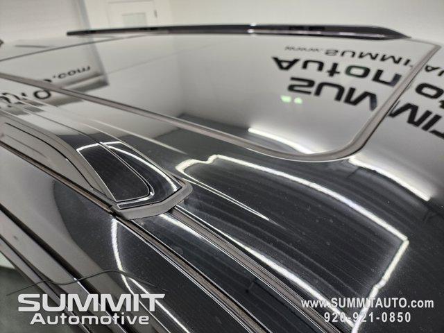Photo of 2025 Diamond Black Crystal Pearlcoat Jeep Wagoneer