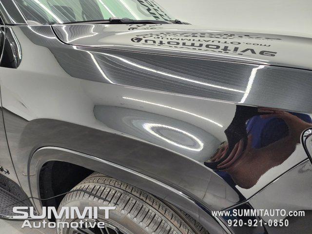 Photo of 2025 Diamond Black Crystal Pearlcoat Jeep Wagoneer