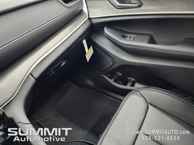 Photo of 2025 Diamond Black Crystal Pearlcoat Jeep Grand Cherokee L
