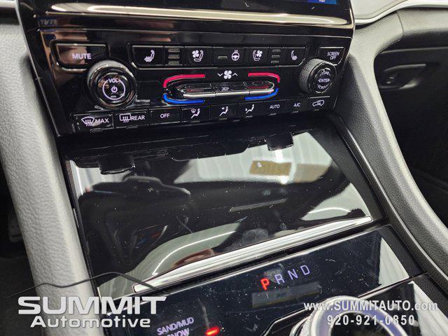 Photo of 2025 Diamond Black Crystal Pearlcoat Jeep Grand Cherokee L