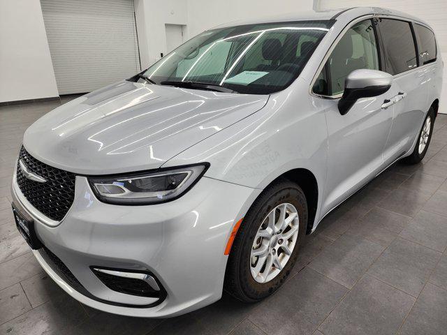 Photo of 2023 Silver Mist Clearcoat Chrysler Pacifica