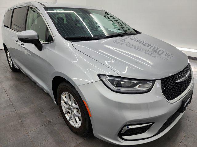 Photo of 2023 Silver Mist Clearcoat Chrysler Pacifica