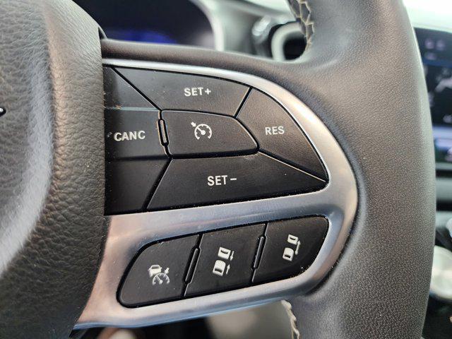 Photo of 2023 Silver Mist Clearcoat Chrysler Pacifica
