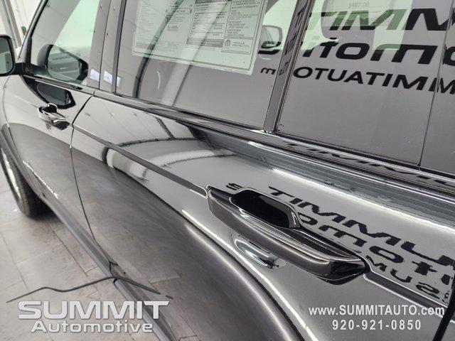 Photo of 2025 Diamond Black Crystal Pearlcoat Jeep Grand Cherokee