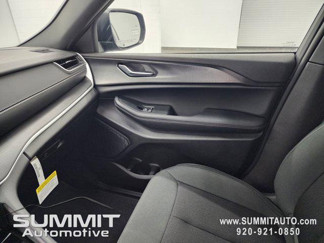 Photo of 2025 Diamond Black Crystal Pearlcoat Jeep Grand Cherokee