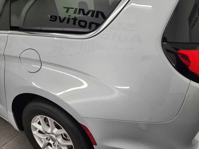 Photo of 2023 Silver Mist Clearcoat Chrysler Pacifica