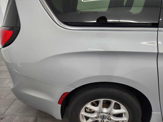Photo of 2023 Silver Mist Clearcoat Chrysler Pacifica