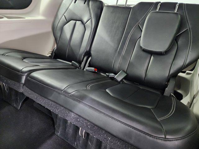 Photo of 2023 Silver Mist Clearcoat Chrysler Pacifica