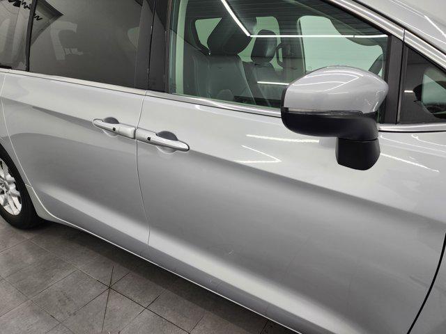 Photo of 2023 Silver Mist Clearcoat Chrysler Pacifica
