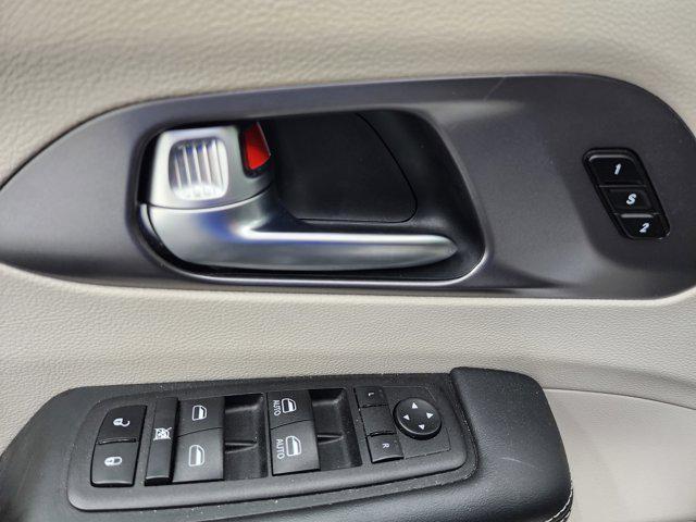 Photo of 2023 Silver Mist Clearcoat Chrysler Pacifica