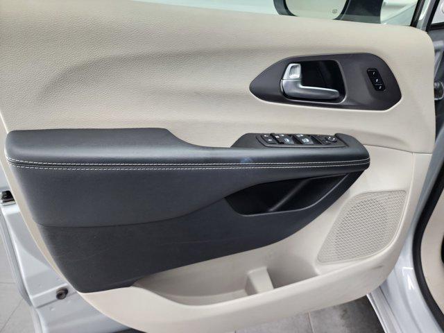 Photo of 2023 Silver Mist Clearcoat Chrysler Pacifica