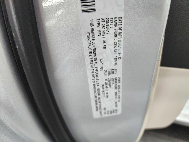 Photo of 2023 Silver Mist Clearcoat Chrysler Pacifica