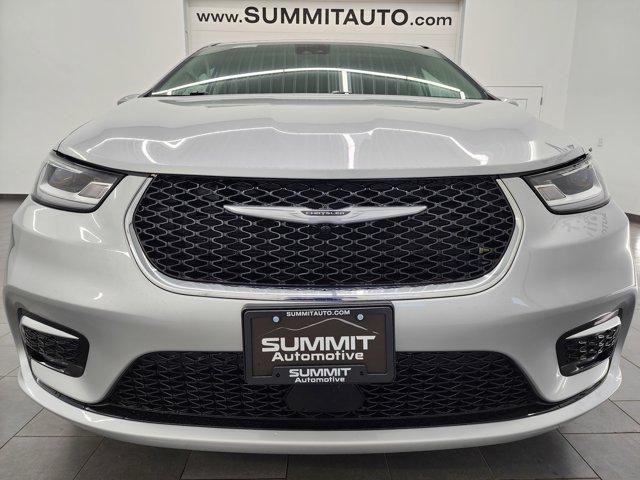 Photo of 2023 Silver Mist Clearcoat Chrysler Pacifica