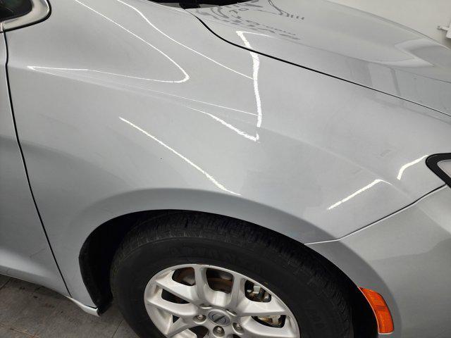 Photo of 2023 Silver Mist Clearcoat Chrysler Pacifica