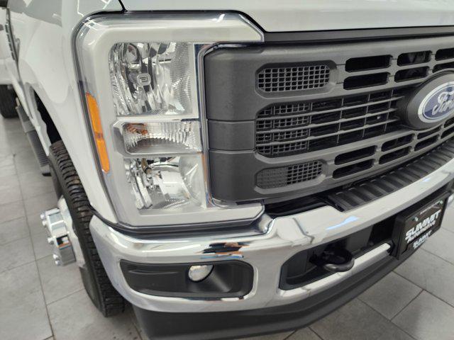 Photo of 2023 Oxford White Ford F-350