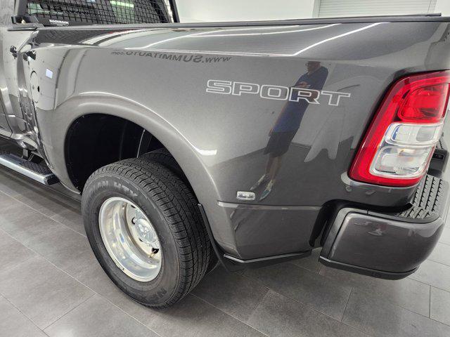 Photo of 2022 Granite Crystal Metallic Clearcoat RAM 3500