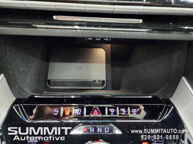 Photo of 2025 Diamond Black Crystal Pearlcoat Jeep Wagoneer