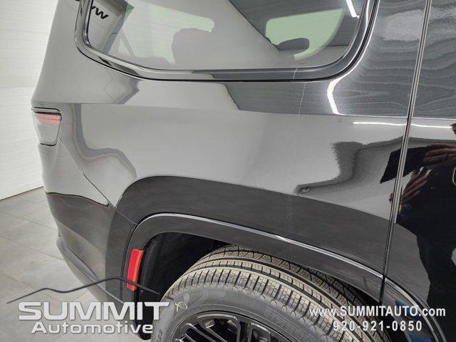 Photo of 2025 Diamond Black Crystal Pearlcoat Jeep Wagoneer