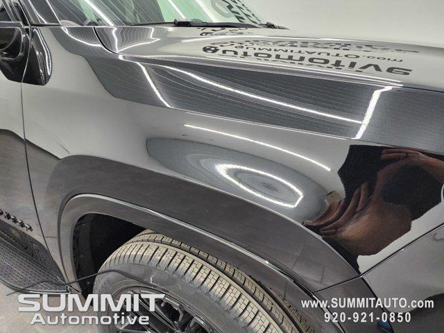 Photo of 2025 Diamond Black Crystal Pearlcoat Jeep Wagoneer