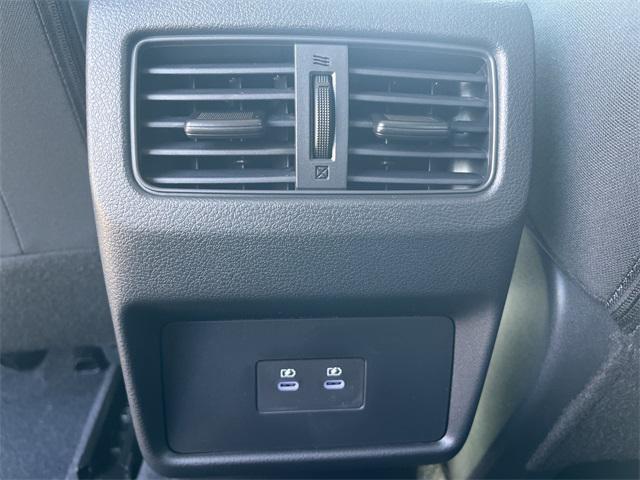 Photo of 2026 Everest White Pearl Tricoat Nissan Rogue