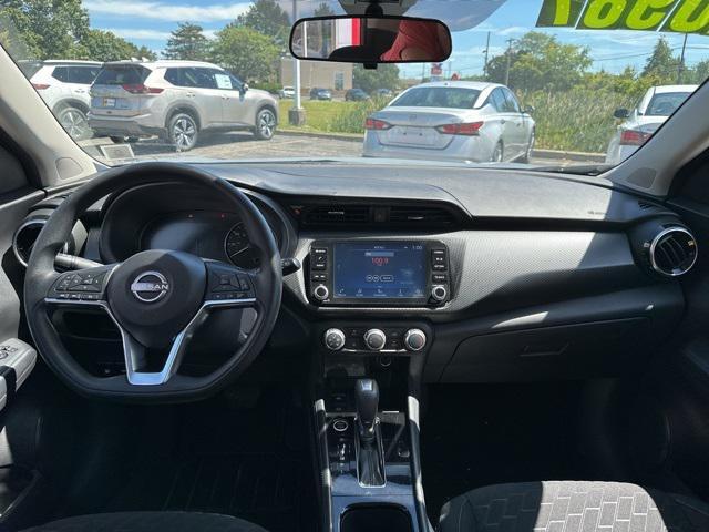 Photo of 2024 Gray/Super Black Nissan Kicks