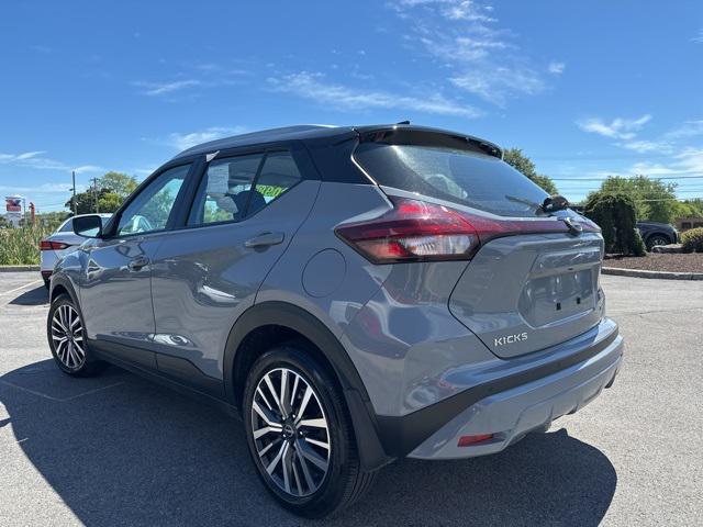 Photo of 2024 Gray/Super Black Nissan Kicks