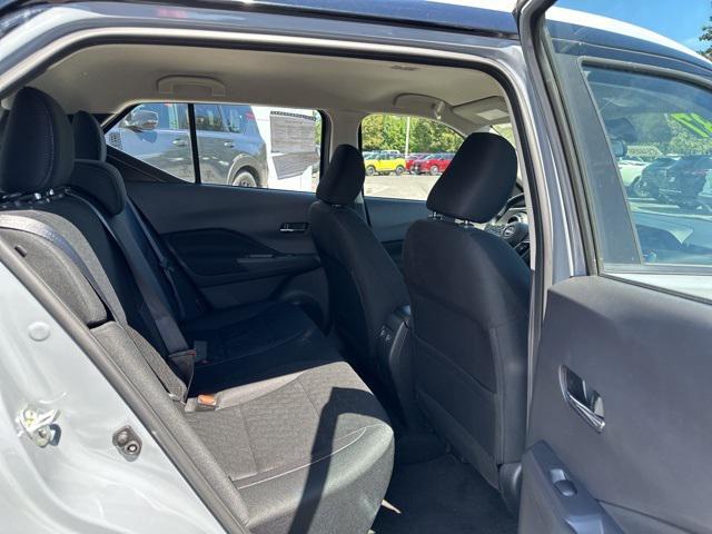 Photo of 2024 Gray/Super Black Nissan Kicks
