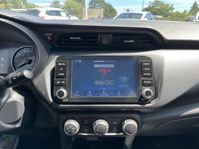 Photo of 2024 Gray/Super Black Nissan Kicks