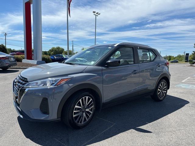 Photo of 2024 Gray/Super Black Nissan Kicks