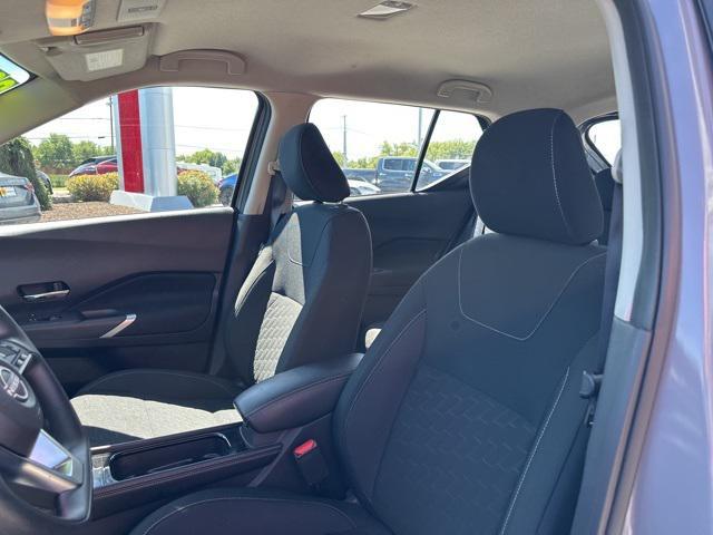 Photo of 2024 Gray/Super Black Nissan Kicks