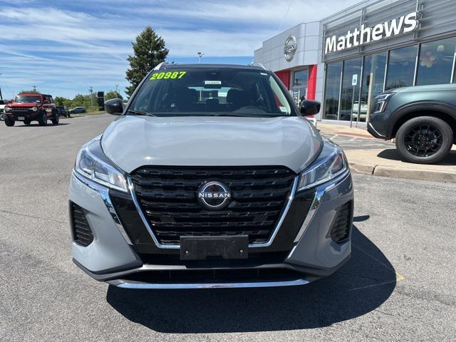 Photo of 2024 Gray/Super Black Nissan Kicks