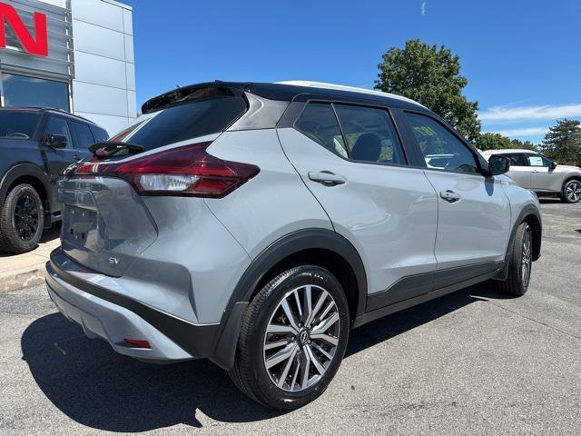 Photo of 2024 Gray/Super Black Nissan Kicks