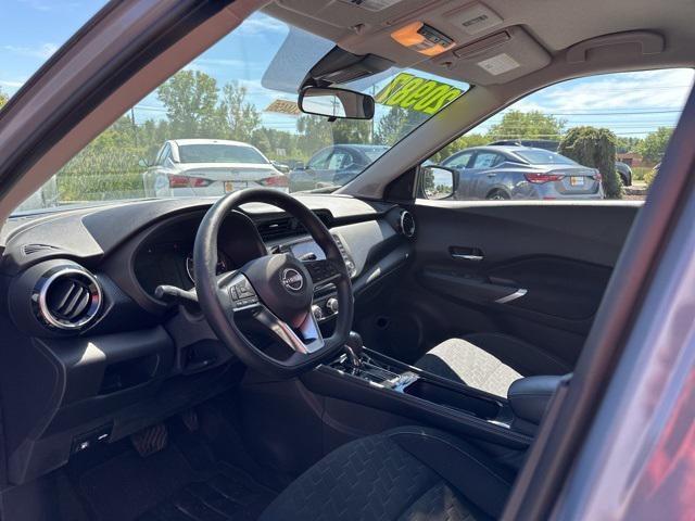 Photo of 2024 Gray/Super Black Nissan Kicks