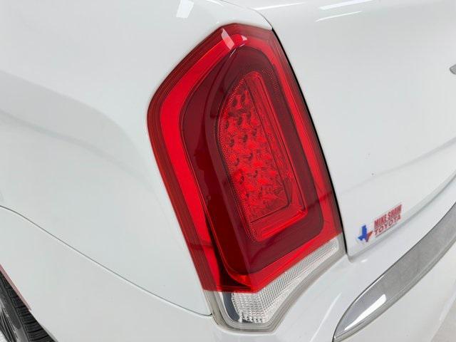 Photo of 2019 Bright White Clearcoat Chrysler 300