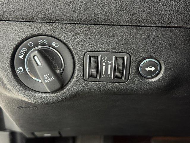 Photo of 2019 Bright White Clearcoat Chrysler 300