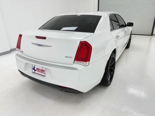 Photo of 2019 Bright White Clearcoat Chrysler 300