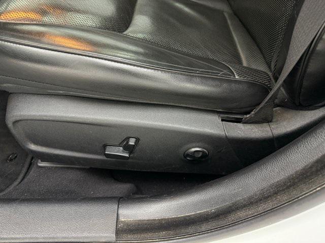 Photo of 2019 Bright White Clearcoat Chrysler 300