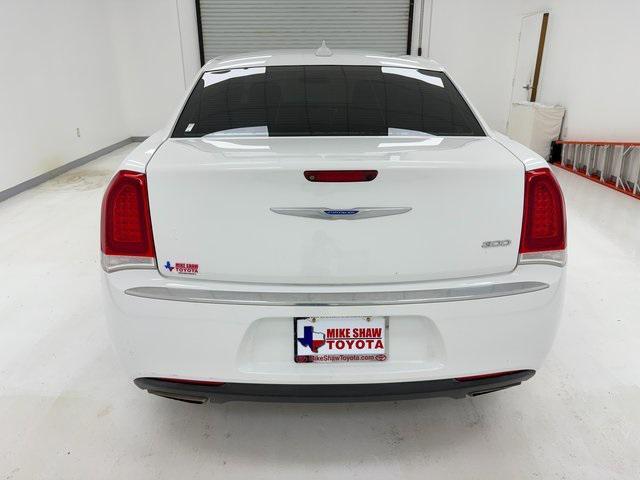 Photo of 2019 Bright White Clearcoat Chrysler 300