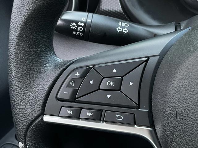Photo of 2024 Gray Nissan Kicks