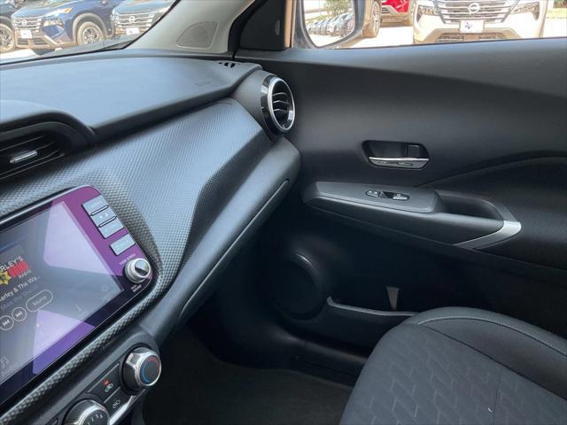 Photo of 2024 Gray Nissan Kicks