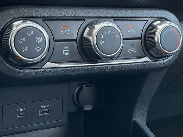 Photo of 2024 Gray Nissan Kicks